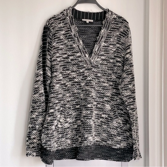 Vivian Wong Sweaters - VIVIAN WONG Stylish Black and White V-neck Sweater